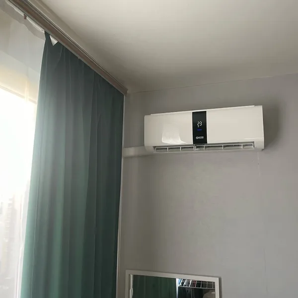 Установка Ultima Comfort ELYSIUM 12 kBTU в спальне на Молодёжном проспекте