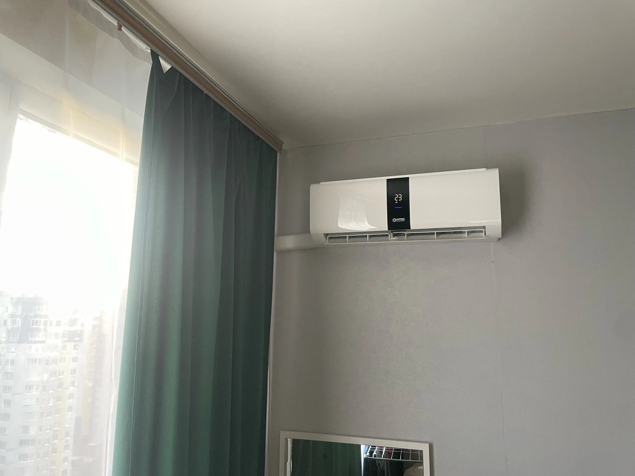 Установка Ultima Comfort ELYSIUM 12 kBTU в спальне на Молодёжном проспекте